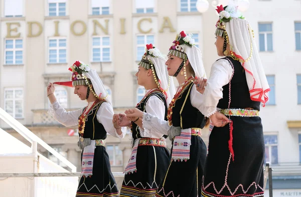 Medlemmar i folkgruppen Kitka från Istibanja, Makedonien — Stockfoto