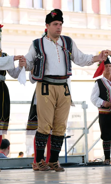 Medlemmar av folk grupp Kitka från Istibanja, Makedonien under den 49: e internationella folklorefestivalen i centrum av Zagreb, Kroatien den 19 juli 2015 — Stockfoto