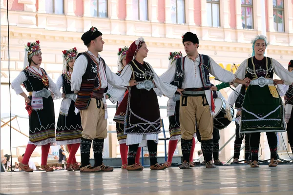 Medlemmar av folk grupp Kitka från Istibanja, Makedonien under den 49: e internationella folklorefestivalen i centrum av Zagreb, Kroatien den 19 juli 2015 — Stockfoto