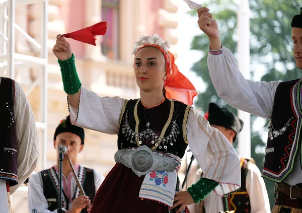Zagreb, Kroatien - 19 juli: Medlemmar av folk grupp Kitka från Istibanja, Makedonien under den 49: e internationella folklorefestivalen i centrum av Zagreb, Kroatien den 19 juli 2015 — Stockfoto
