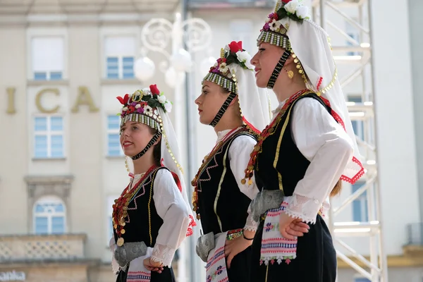 ЗАГРЕБ, КРОАТИЯ - 19 июля: Участники фольклорной группы Kitka из Истибани, Македония во время 49-го Международного фольклорного фестиваля в центре Загреба, Хорватия, 19 июля 2015 года — стоковое фото