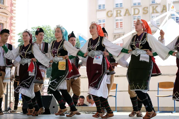 ZAGREB, CROATIA - JULY 19: Members of folk group Kitka from Istibanja, Macedonia during the 49th International Folklore Festival in center of Zagreb, Croatia on July 19, 2015 — Stock Photo, Image