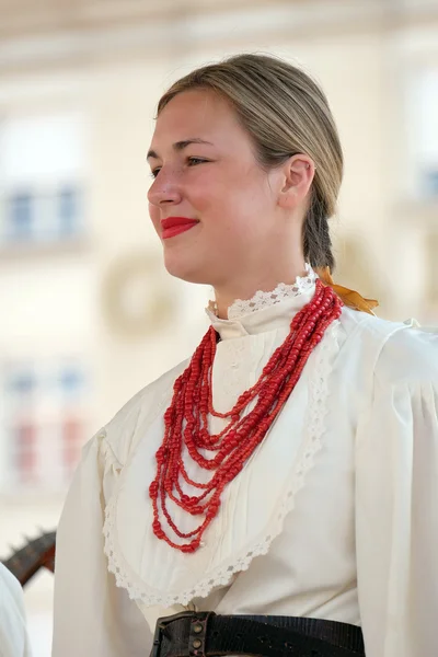 ZAGREB, CROATIA - JULY 19: Members of folk group Hrvatski narodni dom from Hamilton, Canada during the 49th International Folklore Festival in center of Zagreb, Croatia on July 19, 2015 — Φωτογραφία Αρχείου