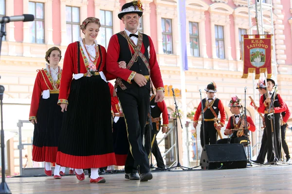 ZAGREB, CROATIA, JULHO 17, 2015: Membros do grupo folclórico de Lastovo, Croácia, durante o 49th International Folklore Festival no centro de Zagreb, Croácia — Fotografia de Stock