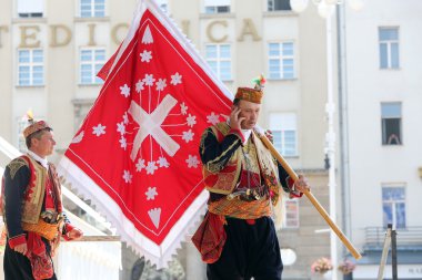 Zagreb, Hırvatistan - 17 Temmuz: Dubrovacki primorski SVATOVI Gornja Sela, Hırvatistan dan Merkezi Zagreb, Hırvatistan 17 Temmuz 2015 tarihinde 49 Uluslararası Folklor Festivali sırasında grup üyeleri halk
