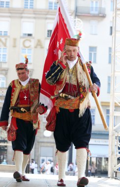 Zagreb, Hırvatistan - 17 Temmuz: Dubrovacki primorski SVATOVI Gornja Sela, Hırvatistan dan Merkezi Zagreb, Hırvatistan 17 Temmuz 2015 tarihinde 49 Uluslararası Folklor Festivali sırasında grup üyeleri halk