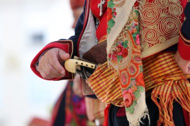 Zagreb, Hırvatistan - 17 Temmuz: Dubrovacki primorski SVATOVI Gornja Sela, Hırvatistan dan Merkezi Zagreb, Hırvatistan 17 Temmuz 2015 tarihinde 49 Uluslararası Folklor Festivali sırasında grup üyeleri halk