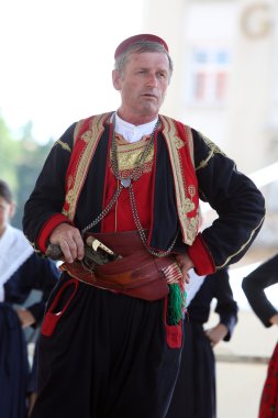 Zagreb, Hırvatistan - 17 Temmuz: Dubrovacki primorski SVATOVI Gornja Sela, Hırvatistan dan Merkezi Zagreb, Hırvatistan 17 Temmuz 2015 tarihinde 49 Uluslararası Folklor Festivali sırasında grup üyeleri halk