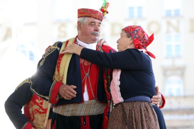 Zagreb, Hırvatistan - 17 Temmuz: Dubrovacki primorski SVATOVI Gornja Sela, Hırvatistan dan Merkezi Zagreb, Hırvatistan 17 Temmuz 2015 tarihinde 49 Uluslararası Folklor Festivali sırasında grup üyeleri halk