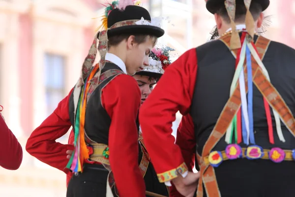 ЗАГРЕБ, КРОАТИЯ - 17 июля: Участники фольклорной группы из Ластово, Хорватия, во время 49-го Международного фольклорного фестиваля в центре Загреба, Хорватия, 17 июля 2015 года — стоковое фото