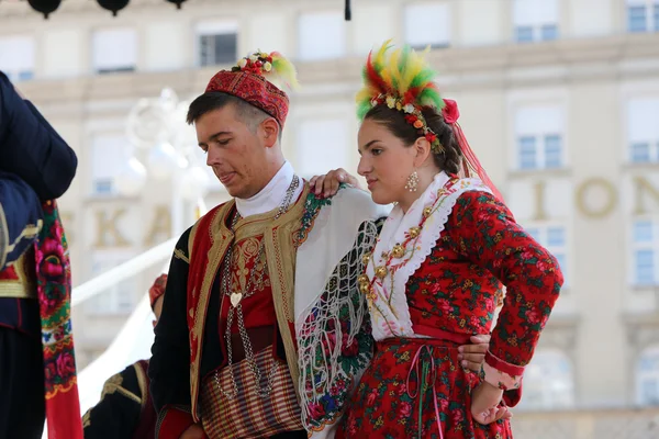 Zagreb, Kroatien - 17 juli: Medlemmar av Folkmusik grupp Dubrovacki primorski svatovi från Gornja Sela, Kroatien under 49: e internationella folklorefestivalen i centrum av Zagreb, Kroatien den 17 juli 2015 — Stockfoto