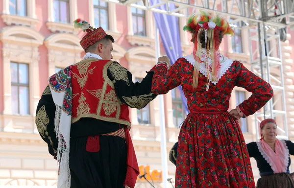 ZAGREB, CROATIE - 17 JUILLET : Membres du groupe folklorique Dubrovacki primorski svatovi de Gornja Sela, Croatie lors du 49e Festival international du folklore au centre de Zagreb, Croatie, le 17 juillet 2015 — Photo