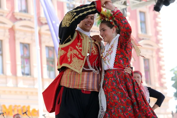 Zagreb, Kroatien - 17 juli: Medlemmar av Folkmusik grupp Dubrovacki primorski svatovi från Gornja Sela, Kroatien under 49: e internationella folklorefestivalen i centrum av Zagreb, Kroatien den 17 juli 2015 — Stockfoto