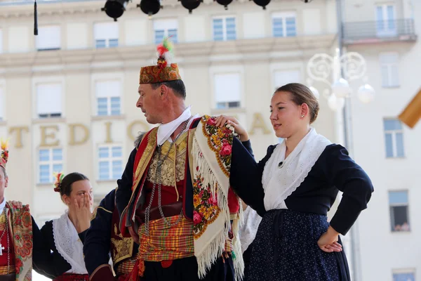 Zagrzeb, Chorwacja - 17 lipca: Członków folk grupy Dubrovacki svatovi primorski z Gornja Sela, Chorwacji podczas 49 Międzynarodowy Festiwal Folkloru w Zagrzebiu, Chorwacja 17 lipca 2015 — Zdjęcie stockowe