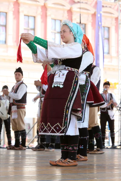 Zagreb, Kroatien - 17 juli: Medlemmar av Folkmusik grupp Kitka från Istibanja, Makedonien under 49: e internationella folklorefestivalen i centrum av Zagreb, Kroatien den 17 juli 2015 — Stockfoto