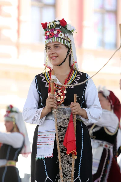 Zagreb, Kroatië - 17 juli: Leden van folk groep Kitka uit Istibanja, Macedonië tijdens het 49e International Folklore Festival in het centrum van Zagreb, Kroatië op 17 juli 2015 — Stockfoto