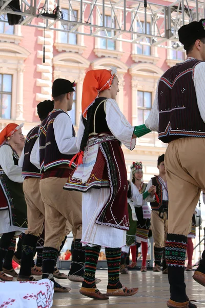 Zagreb, Kroatien - 17. Juli: Mitglieder der Folkloregruppe kitka aus Istibanja, Mazedonien während des 49. Internationalen Folklorefestivals im Zentrum von Zagreb, Kroatien am 17. Juli 2015 — Stockfoto