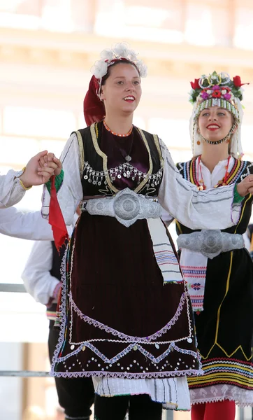 Zagreb, Kroatien - 17 juli: Medlemmar av Folkmusik grupp Kitka från Istibanja, Makedonien under 49: e internationella folklorefestivalen i centrum av Zagreb, Kroatien den 17 juli 2015 — Stockfoto