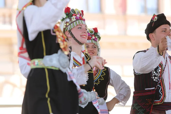 Zagreb, Kroatien - 17 juli: Medlemmar av Folkmusik grupp Kitka från Istibanja, Makedonien under 49: e internationella folklorefestivalen i centrum av Zagreb, Kroatien den 17 juli 2015 — Stockfoto