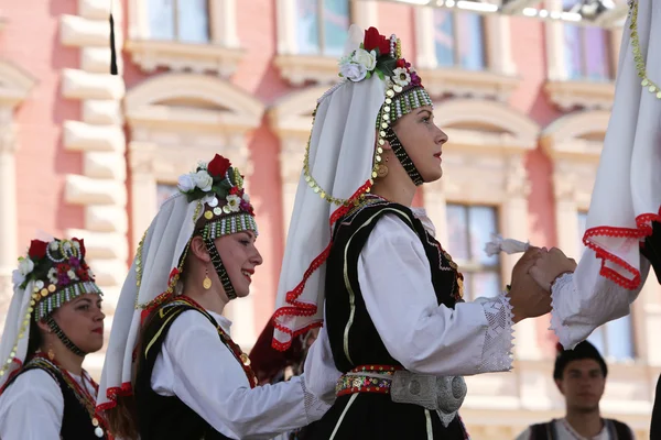 Zagreb, Kroatië - 17 juli: Leden van folk groep Kitka uit Istibanja, Macedonië tijdens het 49e International Folklore Festival in het centrum van Zagreb, Kroatië op 17 juli 2015 — Stockfoto