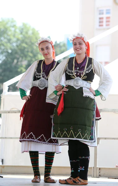 Zagreb, Kroatien - 17 juli: Medlemmar av Folkmusik grupp Kitka från Istibanja, Makedonien under 49: e internationella folklorefestivalen i centrum av Zagreb, Kroatien den 17 juli 2015 — Stockfoto