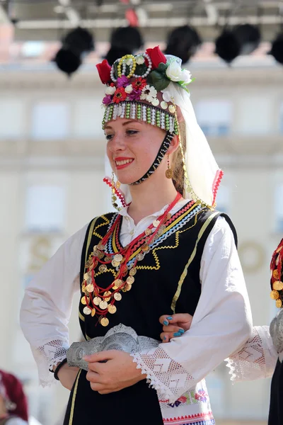 Zagreb, Kroatië - 17 juli: Leden van folk groep Kitka uit Istibanja, Macedonië tijdens het 49e International Folklore Festival in het centrum van Zagreb, Kroatië op 17 juli 2015 — Stockfoto