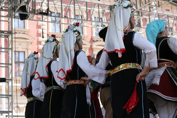 ZAGREB, CROAZIA - 17 LUGLIO: Membri del gruppo folk Kitka di Istibanja, Macedonia durante il 49th International Folklore Festival nel centro di Zagabria, Croazia il 17 luglio 2015 — Foto Stock