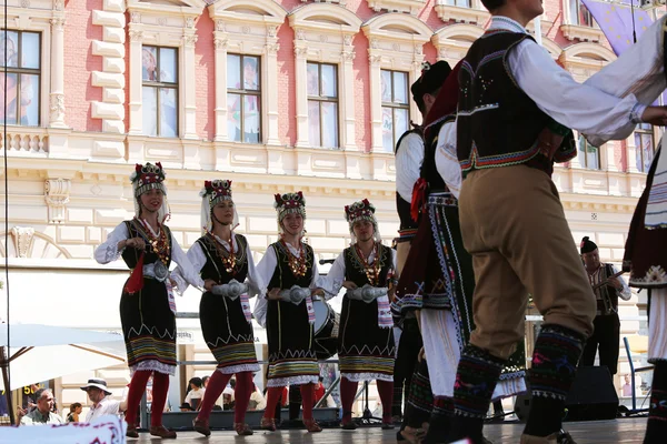 Záhřeb, Chorvatsko - 17. července: Členové folk skupiny Kitka od Istibanja, Makedonie během 49 Mezinárodní folklorní Festival v centru Záhřebu, Chorvatsko 17. července 2015 — Stock fotografie