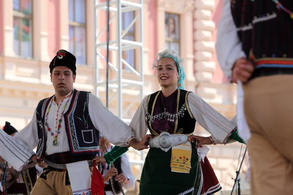 Zagreb, Kroatië - 17 juli: Leden van folk groep Kitka uit Istibanja, Macedonië tijdens het 49e International Folklore Festival in het centrum van Zagreb, Kroatië op 17 juli 2015 — Stockfoto