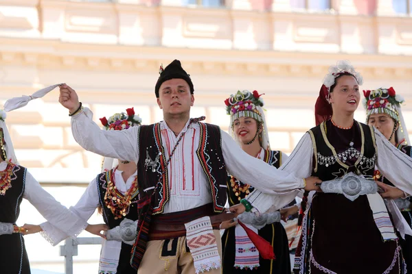 Záhřeb, Chorvatsko - 17. července: Členové folk skupiny Kitka od Istibanja, Makedonie během 49 Mezinárodní folklorní Festival v centru Záhřebu, Chorvatsko 17. července 2015 — Stock fotografie