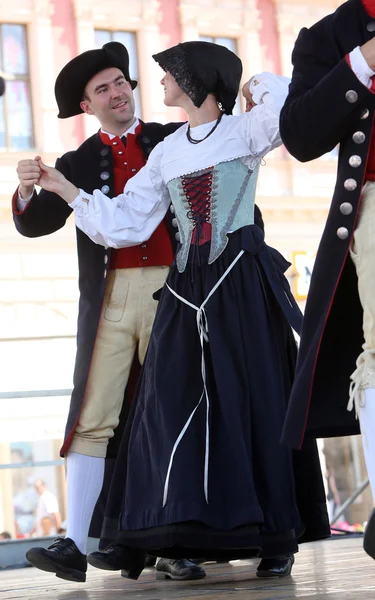 Zagreb, Kroatien - 17 juli: Medlemmar av Folkmusik grupp Schwabischer Albverein från Frommern, Tyskland under 49: e internationella folklorefestivalen i centrum av Zagreb, Kroatien den 17 juli 2015 — Stockfoto