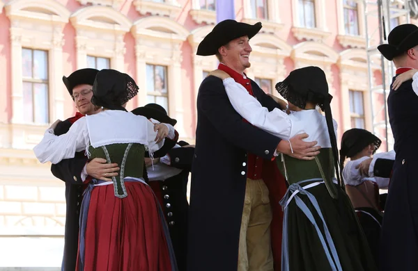 Ζάγκρεμπ, Κροατία - 17 Ιουλίου: Τα μέλη της Λαϊκής ομάδας Schwabischer Albverein από Frommern Γερμανίας κατά 49ο Διεθνές Φολκλορικό Φεστιβάλ στο κέντρο του Ζάγκρεμπ, Κροατία στις 17 Ιουλίου 2015 — Φωτογραφία Αρχείου