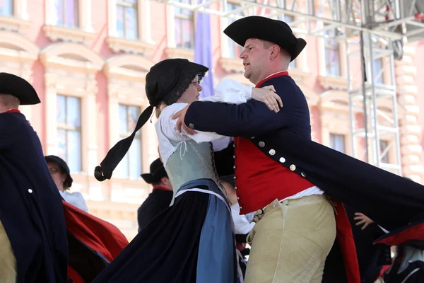 ZAGREB, CROAZIA - 17 LUGLIO: Membri del gruppo folk Schwabischer Albverein da Frommern, Germania durante il 49esimo Festival Internazionale del Folklore nel centro di Zagabria, Croazia il 17 luglio 2015 — Foto Stock