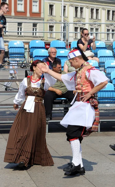 ZAGREB, CROATIE - 18 JUILLET : Membres du groupe folklorique Kumpanjija de Blato, île de Korcula, Croatie lors du 49e Festival international du folklore au centre de Zagreb, Croatie le 18 juillet 2015 — Photo