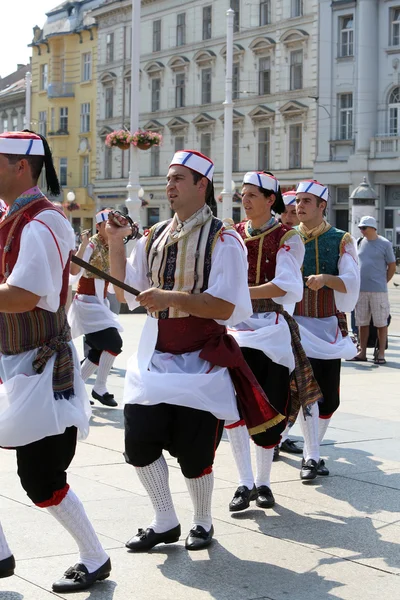 ZAGREB, CROATIE - 18 JUILLET : Membres du groupe folklorique Kumpanjija de Blato, île de Korcula, Croatie lors du 49e Festival international du folklore au centre de Zagreb, Croatie le 18 juillet 2015 — Photo