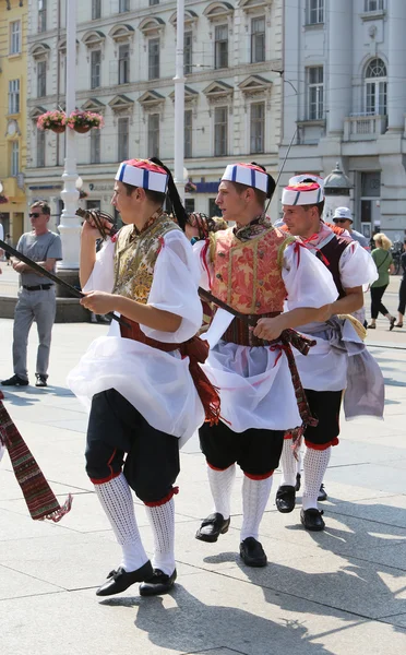 Záhřeb, Chorvatsko - 18. července: Členové folk skupiny Kumpanjija od Blato, ostrov Korčula, Chorvatsko během 49 Mezinárodní folklorní Festival v centru Záhřebu, Chorvatsko na Červenec 18, 2015 — Stock fotografie