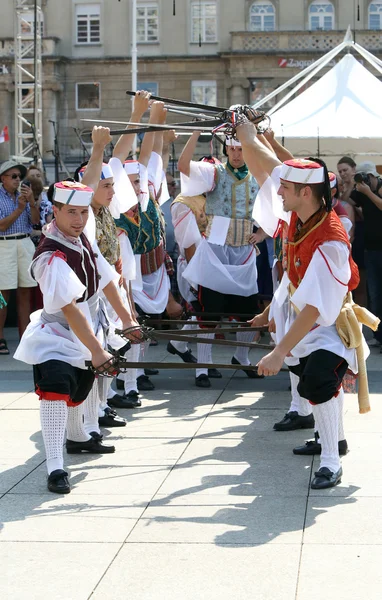 Ζάγκρεμπ, Κροατία - 18 Ιουλίου: Μέλη της Λαϊκής ομάδας Kumpanjija από το νησί της Korcula, Μπλάτο, Κροατία κατά τη διάρκεια της 49ης Διεθνές Φολκλορικό Φεστιβάλ στο κέντρο του Ζάγκρεμπ, Κροατία στις 18 Ιουλίου 2015 — Φωτογραφία Αρχείου