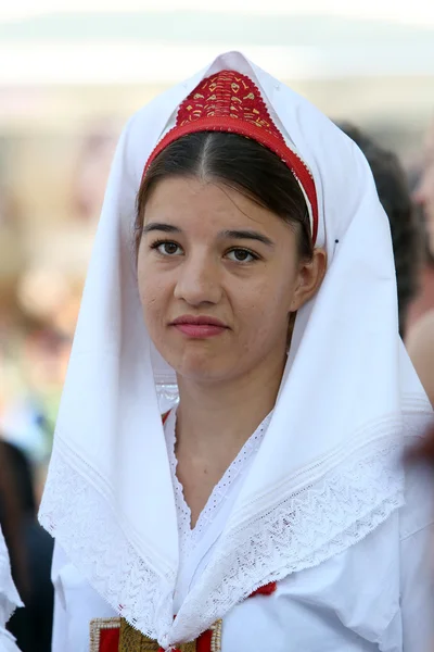 ZAGREB, CROÁCIA - 18 DE JULHO: Membros do grupo folclórico Natko Nodilo de Babino Polje, Croácia durante o 49th International Folklore Festival no centro de Zagreb, Croácia, em 18 de julho de 2015 — Fotografia de Stock