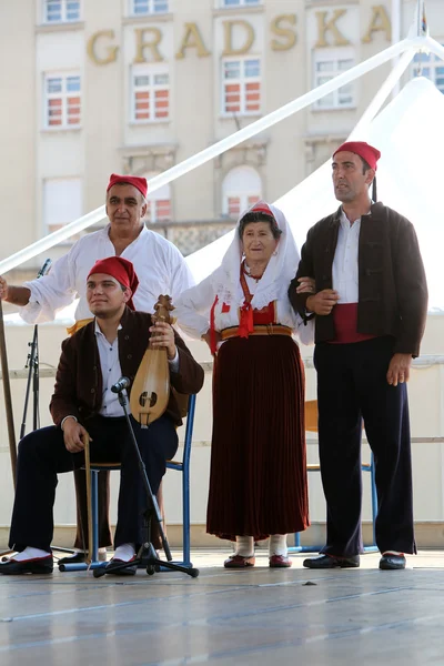 Zagreb, Kroatië - 18 juli: Leden van folk groep Natko Nodilo van Babino Polje, Kroatië tijdens de 49e International Folklore Festival in het centrum van Zagreb, Kroatië op juli 18, 2015 — Stockfoto
