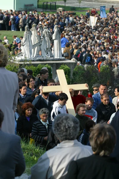 Participantes não identificados da Via Sacra no santuário nacional croata da Virgem Maria em Marija Bistrica, Croácia — Fotografia de Stock