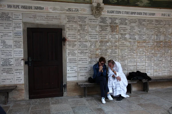 Исповедующий иерей в паломничестве Святилище, Успение Пресвятой Богородицы в Марии-Бистрице, Хорватия — стоковое фото