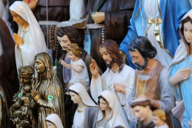 Katolik dini öğeleri, biblo Hediyelik eşya mağazaları haccı Sanctuary, Marija Bistrica, Hırvatistan için Meryem ana varsayımı birinde aziz
