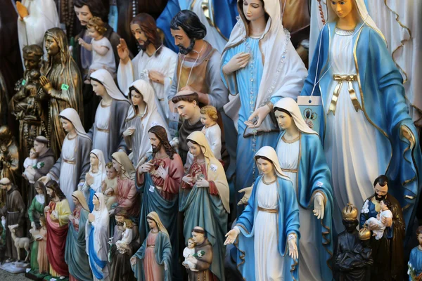 Statuine di santi nei negozi di souvenir Foto Stock Royalty Free