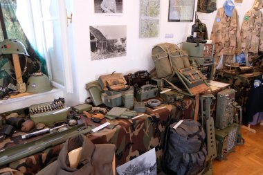 Silah ve savaş sırasında Hırvat bağımsızlık, Pakrac, Slavonia, Hırvatistan için kullanılan ekipman koleksiyonu
