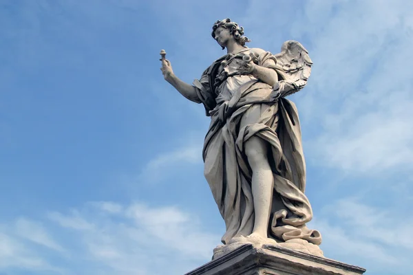 Ángel de Bernini a lo largo del puente del Santo Ángel en Roma — Foto de Stock