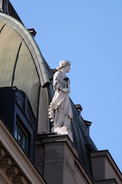 Statua in cima ai vecchi edifici della città di Zagabria — Foto Stock