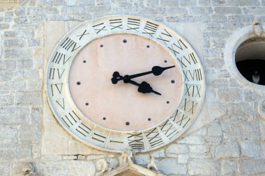 Hırvatistan 'ın Sibenik kentindeki St. Barbara Kilisesi' nin ön cephesinde 24 saat