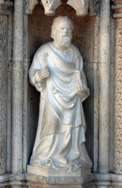 Aziz Peter, Hırvatistan 'ın Sibenik kentindeki Aziz James Katedrali' nin kapısındaki heykel.