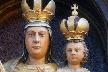 Bebek İsa 'yla Kutsal Bakire Meryem, Hırvatistan' ın Cucerje kentinde Bakire Meryem 'in Ziyareti Kilisesi' nde Heykel