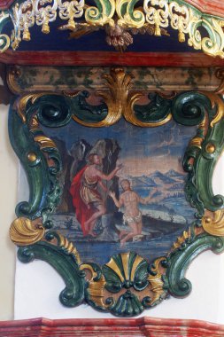 Tanrının Vaftiz töreni, Hırvatistan 'ın Cucerje kentinde Bakire Meryem' in Ziyareti Kilisesi 'nin kürsüsünde resim yapmak.